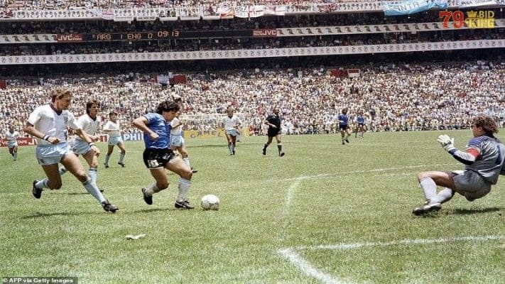 Maradona là thần đồng bóng đá của Ardentina và làng bóng đá thế giới
